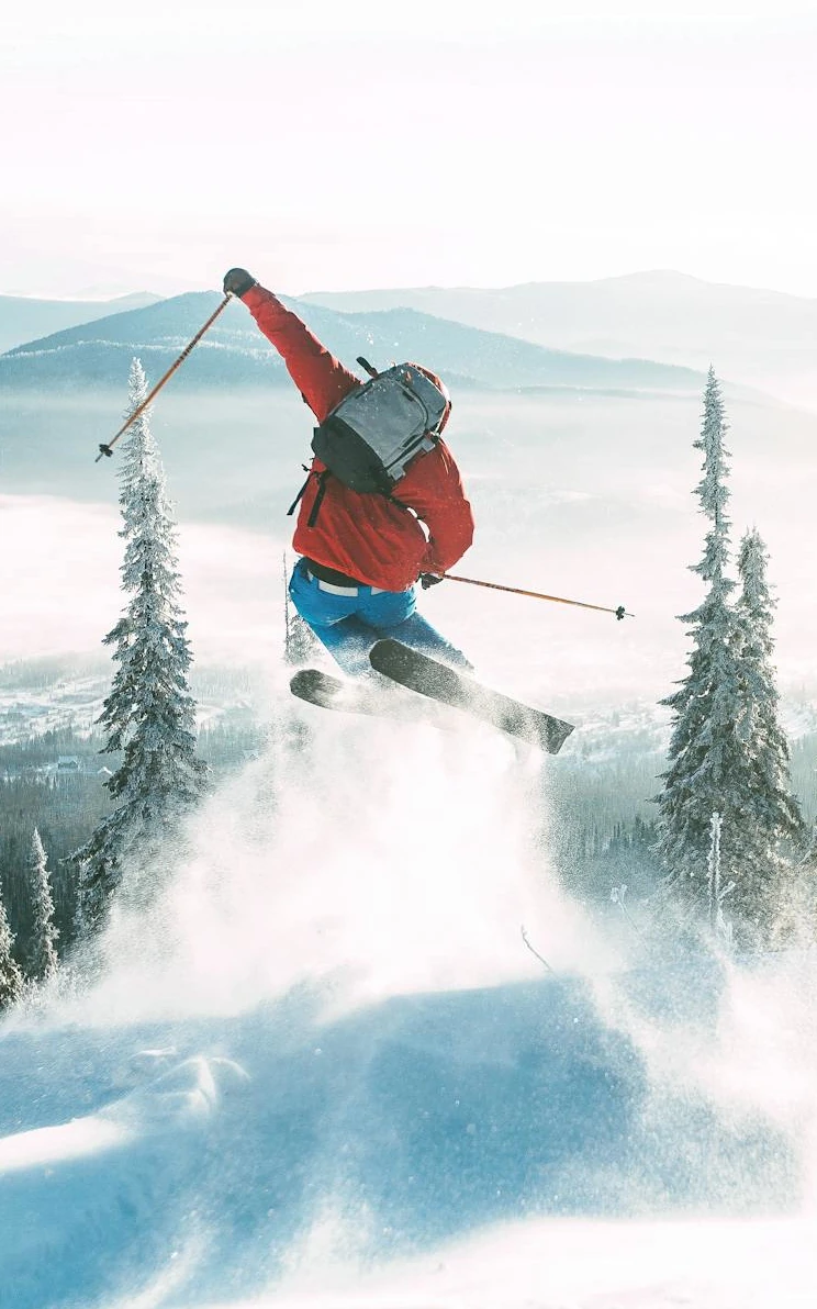 Narciarz skaczący w puchowym śniegu na tle gór – jaworzyna narty