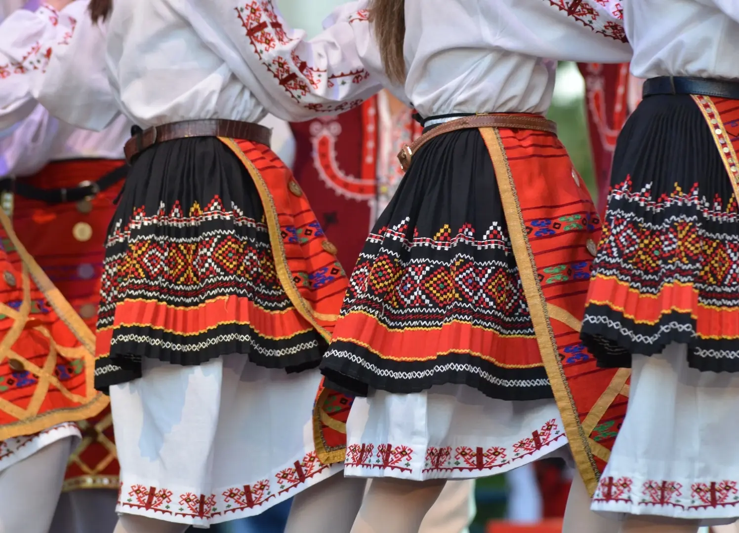 Fragment tradycyjnych strojów góralskich noszonych podczas regionalnych występów w Istebnej.